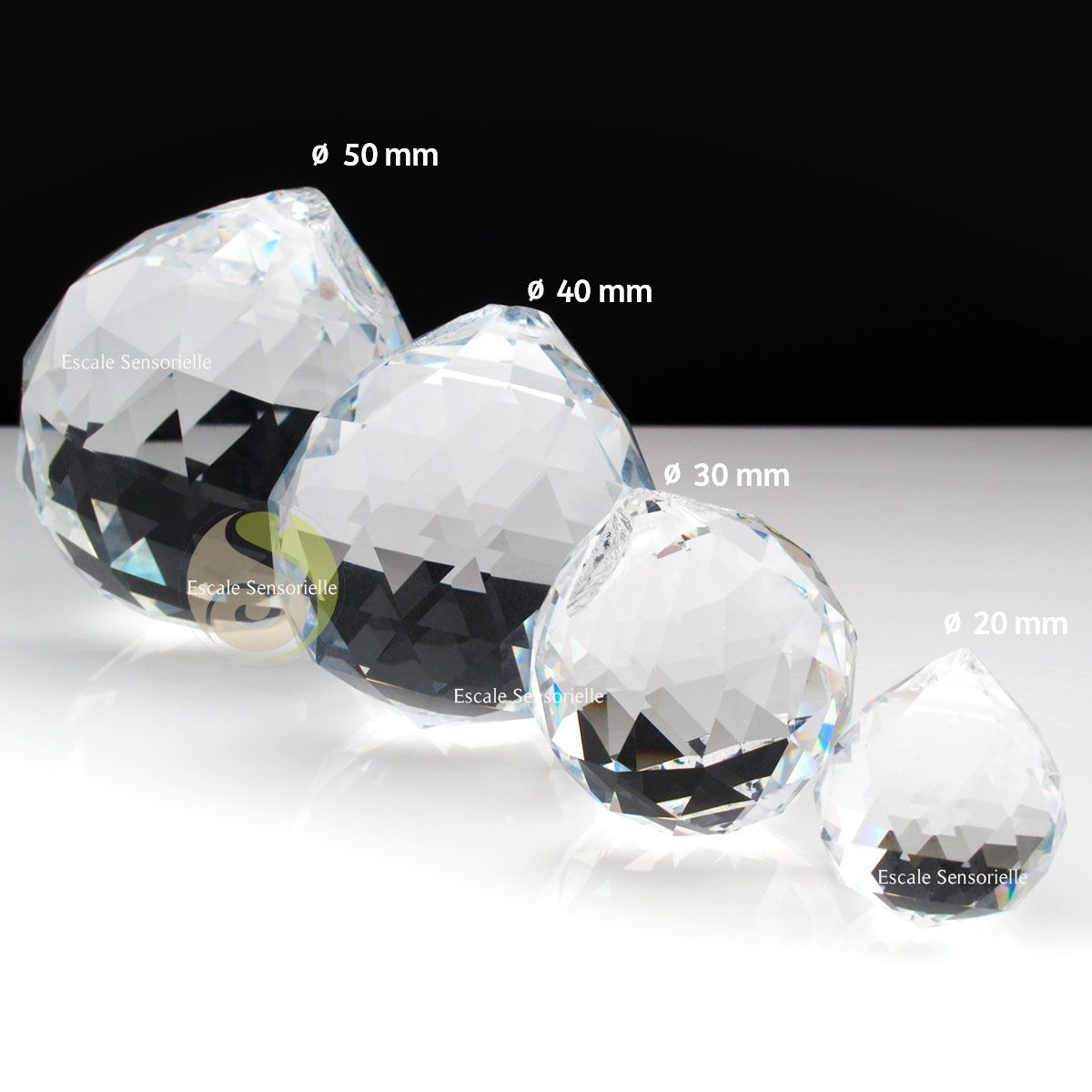 Boule de cristal à facettes sur support dans une boîte cadeau