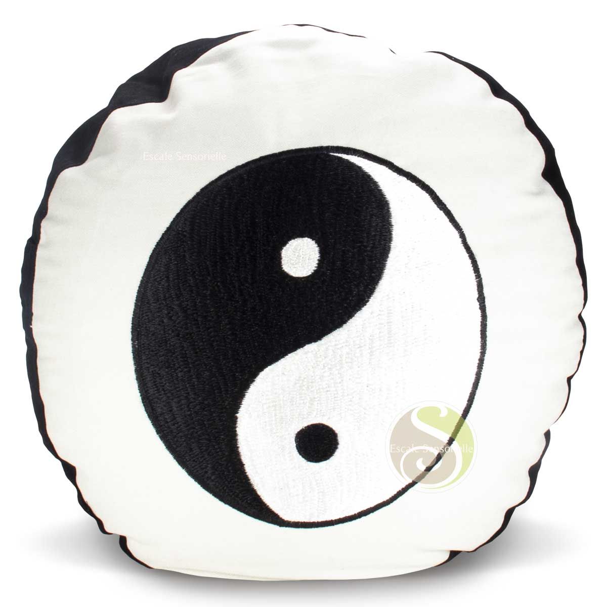 Coussin yin yang brodé noir et blanc déhoussable garni de cosses de sarrasin